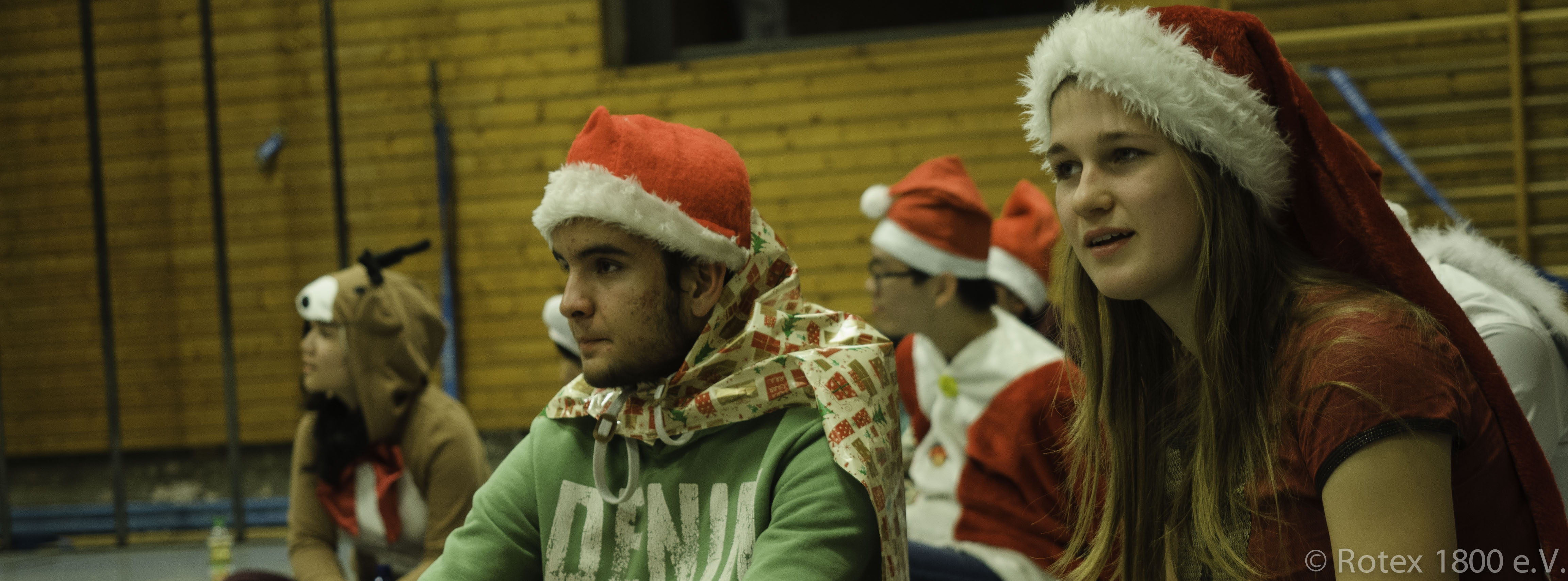 Rotexerin und Austauschschüler mit Weihnachtsmützen